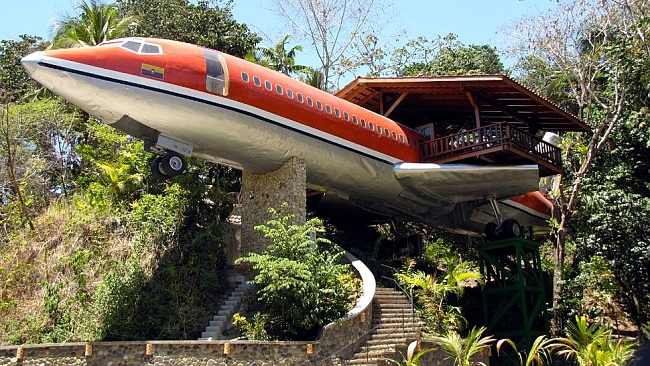 bir yamaca oturtulmuş uçak enkazından tasarlanan yaratıcı bir ev